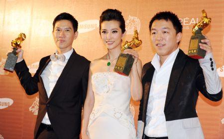 Chinese&nbsp;actress&nbsp;Li&nbsp;Bingbing&nbsp;(C),&nbsp;Hong&nbsp;Kong&nbsp;actor&nbsp;Nick&nbsp;Cheung&nbsp;(L)&nbsp;and&nbsp;Chinese&nbsp;actor&nbsp;Huang&nbsp;Bo&nbsp;hold&nbsp;their&nbsp;awards&nbsp;for&nbsp;Best&nbsp;Leading&nbsp;Actor&nbsp;and&nbsp;Actress&nbsp;at&nbsp;the&nbsp;46th&nbsp;Golden&nbsp;Horse&nbsp;Awards&nbsp;in&nbsp;Taipei,&nbsp;southeast&nbsp;China's&nbsp;Taiwan&nbsp;Province,&nbsp;Nov.&nbsp;28,&nbsp;2009.(Xinhua/Wu&nbsp;Ching-teng)