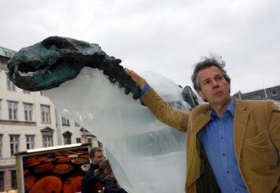 British&nbsp;explorer&nbsp;Pen&nbsp;Hadow&nbsp;touches&nbsp;an&nbsp;ice&nbsp;sculpture&nbsp;of&nbsp;a&nbsp;polar&nbsp;bear&nbsp;as&nbsp;it&nbsp;melts&nbsp;to&nbsp;reveal&nbsp;a&nbsp;bronze&nbsp;skeleton&nbsp;in&nbsp;Copenhagen&nbsp;Dec.&nbsp;8,&nbsp;2009.&nbsp;The&nbsp;ice&nbsp;sculpture&nbsp;had&nbsp;been&nbsp;placed&nbsp;in&nbsp;downtown&nbsp;Copenhagen&nbsp;since&nbsp;Dec.&nbsp;5,&nbsp;2009,&nbsp;to&nbsp;draw&nbsp;the&nbsp;attention&nbsp;of&nbsp;people&nbsp;about&nbsp;the&nbsp;rising&nbsp;temperature.&nbsp;(Xinhua/Zhang&nbsp;Yuwei)