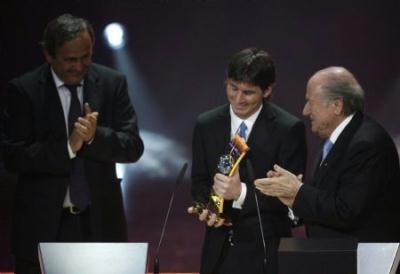 UEFA&nbsp;President&nbsp;Michel&nbsp;Platini&nbsp;(L)&nbsp;and&nbsp;FIFA&nbsp;President&nbsp;Sepp&nbsp;Blatter&nbsp;(R)&nbsp;applaud&nbsp;Lionel&nbsp;Messi&nbsp;of&nbsp;Argentina&nbsp;as&nbsp;he&nbsp;holds&nbsp;his&nbsp;trophy&nbsp;of&nbsp;the&nbsp;FIFA&nbsp;Men's&nbsp;World&nbsp;Player&nbsp;of&nbsp;the&nbsp;Year&nbsp;2009&nbsp;soccer&nbsp;award&nbsp;during&nbsp;a&nbsp;ceremony&nbsp;in&nbsp;Zurich&nbsp;December&nbsp;21,&nbsp;2009.&nbsp;Lionel&nbsp;Messi&nbsp;became&nbsp;the&nbsp;first&nbsp;Argentine&nbsp;to&nbsp;win&nbsp;the&nbsp;FIFA&nbsp;World&nbsp;Player&nbsp;of&nbsp;the&nbsp;Year&nbsp;award&nbsp;on&nbsp;Monday.&nbsp;(Xinhua/Reuters&nbsp;Photo)
