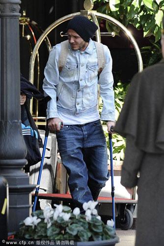 AC&nbsp;Milan's&nbsp;English&nbsp;midfielder&nbsp;David&nbsp;Beckham,&nbsp;leaning&nbsp;on&nbsp;crutches,&nbsp;leaves&nbsp;his&nbsp;hotel&nbsp;in&nbsp;Milan.&nbsp;The&nbsp;surgeon&nbsp;who&nbsp;operated&nbsp;on&nbsp;Beckham's&nbsp;ruptured&nbsp;Achilles&nbsp;tendon&nbsp;in&nbsp;Finland&nbsp;on&nbsp;Monday&nbsp;ruled&nbsp;out&nbsp;any&nbsp;possibility&nbsp;of&nbsp;the&nbsp;England&nbsp;star&nbsp;recovering&nbsp;in&nbsp;time&nbsp;for&nbsp;the&nbsp;World&nbsp;Cup.&nbsp;[Photo:CFP/Agencies]