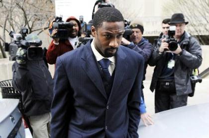Gilbert&nbsp;Arenas,&nbsp;All-Star&nbsp;guard&nbsp;for&nbsp;the&nbsp;NBA's&nbsp;Washington&nbsp;Wizards,&nbsp;departs&nbsp;after&nbsp;being&nbsp;sentenced&nbsp;to&nbsp;two&nbsp;years'&nbsp;probation&nbsp;on&nbsp;firearms&nbsp;charges&nbsp;for&nbsp;bringing&nbsp;guns&nbsp;into&nbsp;the&nbsp;team's&nbsp;locker&nbsp;room,&nbsp;at&nbsp;Superior&nbsp;Court&nbsp;in&nbsp;Washington,&nbsp;March&nbsp;26,&nbsp;2010.&nbsp;Arenas&nbsp;and&nbsp;team&nbsp;mate&nbsp;Javaris&nbsp;Crittenton&nbsp;brought&nbsp;guns&nbsp;to&nbsp;the&nbsp;team's&nbsp;arena&nbsp;after&nbsp;a&nbsp;dispute&nbsp;during&nbsp;a&nbsp;flight&nbsp;home&nbsp;from&nbsp;a&nbsp;game&nbsp;in&nbsp;December.&nbsp;(Xinhua/Reuters&nbsp;Photo)