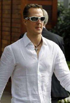 Mercedes&nbsp;Formula&nbsp;One&nbsp;driver&nbsp;Michael&nbsp;Schumacher&nbsp;of&nbsp;Germany&nbsp;arrives&nbsp;at&nbsp;Albert&nbsp;Park&nbsp;race&nbsp;track&nbsp;for&nbsp;the&nbsp;Australian&nbsp;F1&nbsp;Grand&nbsp;Prix&nbsp;in&nbsp;Melbourne,&nbsp;March&nbsp;27,&nbsp;2010.&nbsp;[Photo/Agencies]