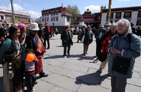 Foreign&nbsp;tourists&nbsp;visit&nbsp;the&nbsp;Jokhang&nbsp;Temple&nbsp;Square&nbsp;in&nbsp;Lhasa,&nbsp;capital&nbsp;of&nbsp;southwest&nbsp;China's&nbsp;Tibet&nbsp;Autonomous&nbsp;Region,&nbsp;March&nbsp;31,&nbsp;2010.&nbsp;As&nbsp;the&nbsp;weather&nbsp;gets&nbsp;warmer,&nbsp;more&nbsp;and&nbsp;more&nbsp;tourists&nbsp;from&nbsp;at&nbsp;home&nbsp;and&nbsp;abroad&nbsp;are&nbsp;visiting&nbsp;Tibet&nbsp;Autonomous&nbsp;Region.&nbsp;[Xinhua&nbsp;photo]&nbsp;