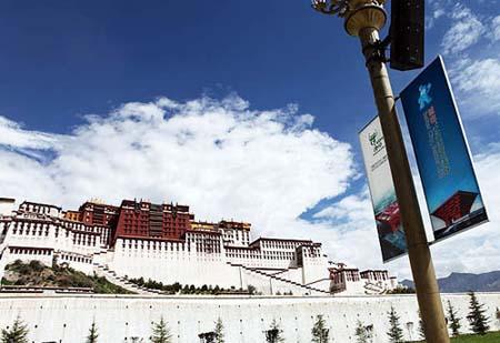Photo&nbsp;shows&nbsp;a&nbsp;poster&nbsp;of&nbsp;World&nbsp;Expo&nbsp;2010&nbsp;on&nbsp;the&nbsp;Potala&nbsp;Palace&nbsp;Square.&nbsp;[Photo:&nbsp;Tibet&nbsp;Daily]&nbsp;
