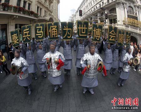 Performers&nbsp;in&nbsp;Terracotta&nbsp;Warrior&nbsp;costumes&nbsp;parade&nbsp;through&nbsp;the&nbsp;downtown&nbsp;of&nbsp;East&nbsp;China's&nbsp;Shanghai&nbsp;on&nbsp;Saturday,&nbsp;April&nbsp;10,&nbsp;2010,&nbsp;to&nbsp;promote&nbsp;tourism&nbsp;to&nbsp;the&nbsp;city&nbsp;of&nbsp;Xi'an&nbsp;before&nbsp;the&nbsp;2010&nbsp;Expo.&nbsp;The&nbsp;capital&nbsp;city&nbsp;of&nbsp;northwestern&nbsp;China's&nbsp;Shaanxi&nbsp;Province&nbsp;is&nbsp;one&nbsp;of&nbsp;the&nbsp;oldest&nbsp;cities&nbsp;in&nbsp;Chinese&nbsp;history.&nbsp;It&nbsp;is&nbsp;famous&nbsp;for&nbsp;its&nbsp;Terracotta&nbsp;Warriors,&nbsp;created&nbsp;during&nbsp;the&nbsp;Qin&nbsp;Dynasty&nbsp;(221BC-207BC)&nbsp;[Photo:&nbsp;chinanews.com]