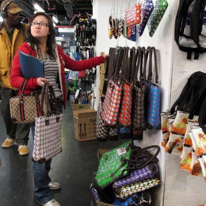 A&nbsp;customer&nbsp;shops&nbsp;at&nbsp;the&nbsp;TerraCycle&nbsp;Green&nbsp;Up&nbsp;Shop&nbsp;in&nbsp;New&nbsp;York,&nbsp;April&nbsp;13,&nbsp;2010.&nbsp;The&nbsp;shop&nbsp;features&nbsp;TerraCycle's&nbsp;full&nbsp;line&nbsp;of&nbsp;over&nbsp;100&nbsp;products&nbsp;literally&nbsp;made&nbsp;from&nbsp;common&nbsp;waste&nbsp;materials&nbsp;such&nbsp;as&nbsp;chip&nbsp;bags,&nbsp;food&nbsp;wrappers,&nbsp;yogurt&nbsp;cups,&nbsp;glue&nbsp;bottles&nbsp;and&nbsp;writing&nbsp;instruments.&nbsp;It&nbsp;will&nbsp;run&nbsp;through&nbsp;early&nbsp;May&nbsp;in&nbsp;honor&nbsp;of&nbsp;the&nbsp;upcoming&nbsp;Earth&nbsp;Day.&nbsp;(Xinhua/Wu&nbsp;Kaixiang)