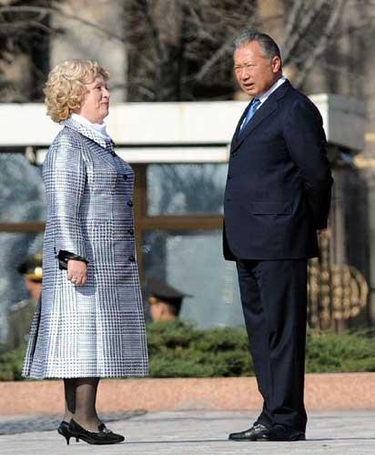 File&nbsp;photo&nbsp;taken&nbsp;on&nbsp;April&nbsp;1,&nbsp;2010&nbsp;shows&nbsp;then&nbsp;Kyrgyz&nbsp;President&nbsp;Kurmanbek&nbsp;Bakiyev&nbsp;talks&nbsp;with&nbsp;his&nbsp;wife&nbsp;in&nbsp;Bishkek,&nbsp;Kyrgyzstan.&nbsp;(Xinhua/Sadat)