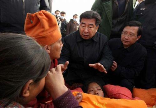Chinese&nbsp;Vice&nbsp;Premier&nbsp;Hui&nbsp;Liangyu&nbsp;(C)&nbsp;talks&nbsp;with&nbsp;local&nbsp;residents&nbsp;in&nbsp;the&nbsp;Tibetan&nbsp;Autonomous&nbsp;Prefecture&nbsp;of&nbsp;Yushu,&nbsp;northwest&nbsp;China's&nbsp;Qinghai&nbsp;Province,&nbsp;April&nbsp;15,&nbsp;2010.&nbsp;The&nbsp;State&nbsp;Council&nbsp;of&nbsp;China&nbsp;has&nbsp;set&nbsp;up&nbsp;a&nbsp;quake-relief&nbsp;headquarters,&nbsp;with&nbsp;Vice&nbsp;Premier&nbsp;Hui&nbsp;Liangyu&nbsp;as&nbsp;the&nbsp;head,&nbsp;to&nbsp;take&nbsp;care&nbsp;of&nbsp;disaster&nbsp;relief,&nbsp;epidemic&nbsp;prevention,&nbsp;seismic&nbsp;monitoring&nbsp;and&nbsp;public&nbsp;security.&nbsp;Hui&nbsp;arrived&nbsp;the&nbsp;quake-hit&nbsp;region&nbsp;Wednesday&nbsp;to&nbsp;comfort&nbsp;local&nbsp;people&nbsp;and&nbsp;supervise&nbsp;the&nbsp;disaster&nbsp;relief&nbsp;work.&nbsp;(Xinhua/Ding&nbsp;Lin)