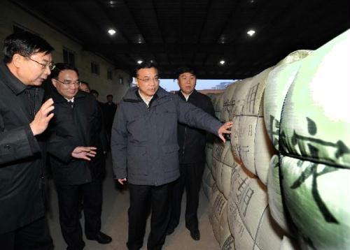 Chinese Vice Premier Li Keqiang (R, front) inspects the urgent transportation of quake relief supplies in Shenyang, capital of northeast China's Liaoning Province, April 15, 2010. Li Keqiang on Thursday called for full commitment in the logistics work for the earthquake relief to ensure the basic livelihood of the people in quake-hit areas. (Xinhua/Li Tao)
