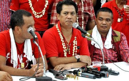 "Red-shirts"&nbsp;leader&nbsp;Arisman&nbsp;(C)&nbsp;speaks&nbsp;at&nbsp;a&nbsp;press&nbsp;conference&nbsp;in&nbsp;the&nbsp;Rathchaprasong&nbsp;area&nbsp;in&nbsp;Bangkok,&nbsp;capital&nbsp;of&nbsp;Thailand,&nbsp;on&nbsp;April&nbsp;16,&nbsp;2010.&nbsp;At&nbsp;least&nbsp;five&nbsp;"Red-shirts"&nbsp;leaders&nbsp;escaped&nbsp;from&nbsp;roundup&nbsp;by&nbsp;Thai&nbsp;security&nbsp;forces&nbsp;Friday&nbsp;from&nbsp;a&nbsp;hotel.&nbsp;(Xinhua/Huang&nbsp;Xiaoyong)