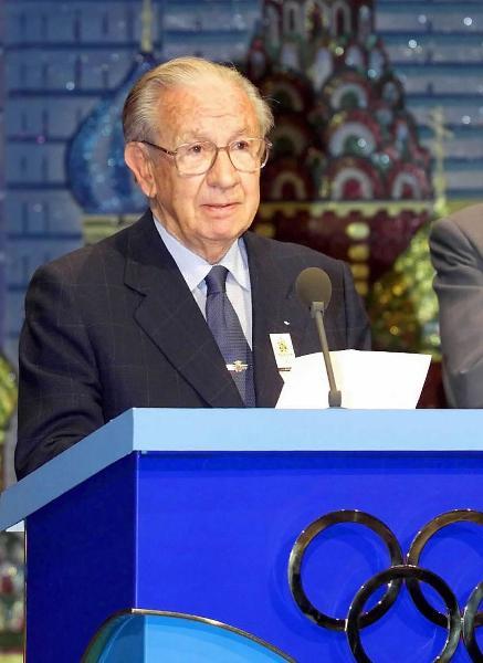 File&nbsp;photo&nbsp;taken&nbsp;on&nbsp;July&nbsp;13,&nbsp;2001&nbsp;shows&nbsp;Juan&nbsp;Antonio&nbsp;Samaranch,&nbsp;former&nbsp;president&nbsp;of&nbsp;the&nbsp;International&nbsp;Olympic&nbsp;Committee&nbsp;(IOC),&nbsp;announcing&nbsp;that&nbsp;Beijing,&nbsp;capital&nbsp;of&nbsp;China,&nbsp;won&nbsp;the&nbsp;right&nbsp;to&nbsp;host&nbsp;the&nbsp;2008&nbsp;Olympics&nbsp;during&nbsp;a&nbsp;meeting&nbsp;in&nbsp;Moscow,&nbsp;Russia.&nbsp;Juan&nbsp;Antonio&nbsp;Samaranch&nbsp;died&nbsp;at&nbsp;the&nbsp;age&nbsp;of&nbsp;89&nbsp;on&nbsp;April&nbsp;21,&nbsp;2010&nbsp;in&nbsp;Barcelona&nbsp;after&nbsp;suffering&nbsp;from&nbsp;severe&nbsp;heart&nbsp;attack.&nbsp;(Xinhua)