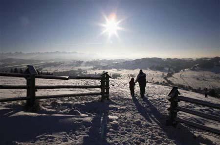 People&nbsp;walk&nbsp;on&nbsp;a&nbsp;hill&nbsp;to&nbsp;see&nbsp;Tatra&nbsp;Mountains&nbsp;panorama&nbsp;during&nbsp;winter&nbsp;day&nbsp;at&nbsp;Czarna&nbsp;Gora&nbsp;close&nbsp;to&nbsp;Zakopane,&nbsp;southern&nbsp;Poland&nbsp;January&nbsp;24,&nbsp;2010.[Agencies]&nbsp;