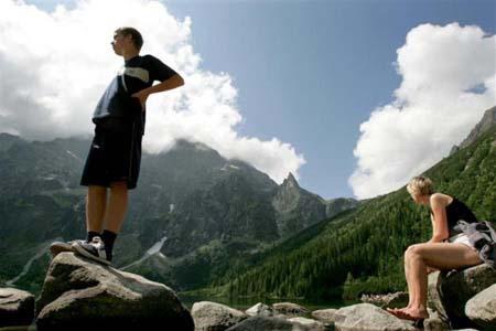 Tourists&nbsp;rest&nbsp;by&nbsp;Lake&nbsp;Morskie&nbsp;Oko&nbsp;and&nbsp;admire&nbsp;the&nbsp;view&nbsp;of&nbsp;the&nbsp;high&nbsp;Tatra&nbsp;Mountains&nbsp;in&nbsp;southern&nbsp;Poland&nbsp;August&nbsp;5,&nbsp;2004.[Agencies]&nbsp;