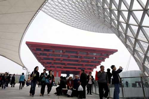 Visitors&nbsp;take&nbsp;a&nbsp;tour&nbsp;in&nbsp;front&nbsp;of&nbsp;the&nbsp;China&nbsp;Pavilion&nbsp;in&nbsp;the&nbsp;World&nbsp;Expo&nbsp;Park&nbsp;in&nbsp;Shanghai,&nbsp;east&nbsp;China,&nbsp;on&nbsp;April&nbsp;23,&nbsp;2010.&nbsp;The&nbsp;World&nbsp;Expo&nbsp;Park&nbsp;conducts&nbsp;its&nbsp;third&nbsp;trial&nbsp;operation&nbsp;on&nbsp;Friday.&nbsp;There&nbsp;will&nbsp;be&nbsp;a&nbsp;total&nbsp;of&nbsp;six&nbsp;trial&nbsp;operations&nbsp;before&nbsp;the&nbsp;World&nbsp;Expo&nbsp;kicks&nbsp;off&nbsp;on&nbsp;May&nbsp;1.(Xinhua/Liu&nbsp;Ying)