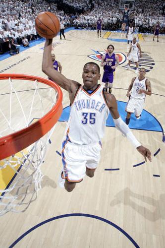 Oklahoma&nbsp;City&nbsp;Thunder&nbsp;Durant&nbsp;dunks&nbsp;during&nbsp;game&nbsp;four&nbsp;of&nbsp;the&nbsp;NBA&nbsp;playoff&nbsp;basketball&nbsp;game&nbsp;against&nbsp;the&nbsp;Los&nbsp;Angeles&nbsp;Lakers&nbsp;in&nbsp;Oklahoma&nbsp;City&nbsp;April&nbsp;24,&nbsp;2010.&nbsp;Kevin&nbsp;Durant&nbsp;scored&nbsp;22&nbsp;points,&nbsp;Russell&nbsp;Westbrook&nbsp;added&nbsp;18&nbsp;points&nbsp;and&nbsp;eight&nbsp;assists,&nbsp;and&nbsp;the&nbsp;Oklahoma&nbsp;City&nbsp;Thunder&nbsp;evened&nbsp;their&nbsp;first-round&nbsp;series&nbsp;against&nbsp;the&nbsp;Los&nbsp;Angeles&nbsp;Lakers&nbsp;with&nbsp;a&nbsp;110-89&nbsp;victory&nbsp;in&nbsp;Game&nbsp;4&nbsp;on&nbsp;Saturday&nbsp;night.&nbsp;[Photo:&nbsp;Sina.com.cn]
