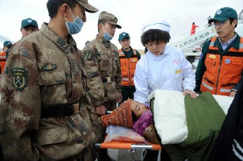 Rescuers&nbsp;carry&nbsp;an&nbsp;injured&nbsp;to&nbsp;an&nbsp;aircraft&nbsp;at&nbsp;an&nbsp;airport&nbsp;in&nbsp;quake-hit&nbsp;Yushu&nbsp;County,&nbsp;northwest&nbsp;China's&nbsp;Qinghai&nbsp;Province,&nbsp;April&nbsp;22,&nbsp;2010.&nbsp;The&nbsp;injured&nbsp;people&nbsp;were&nbsp;continually&nbsp;transported&nbsp;by&nbsp;aircraft&nbsp;from&nbsp;quake-hit&nbsp;Yushu&nbsp;County&nbsp;to&nbsp;Xining,&nbsp;capital&nbsp;of&nbsp;Qinghai,&nbsp;on&nbsp;Thursday.&nbsp;(Xinhua/Fan&nbsp;Changguo)