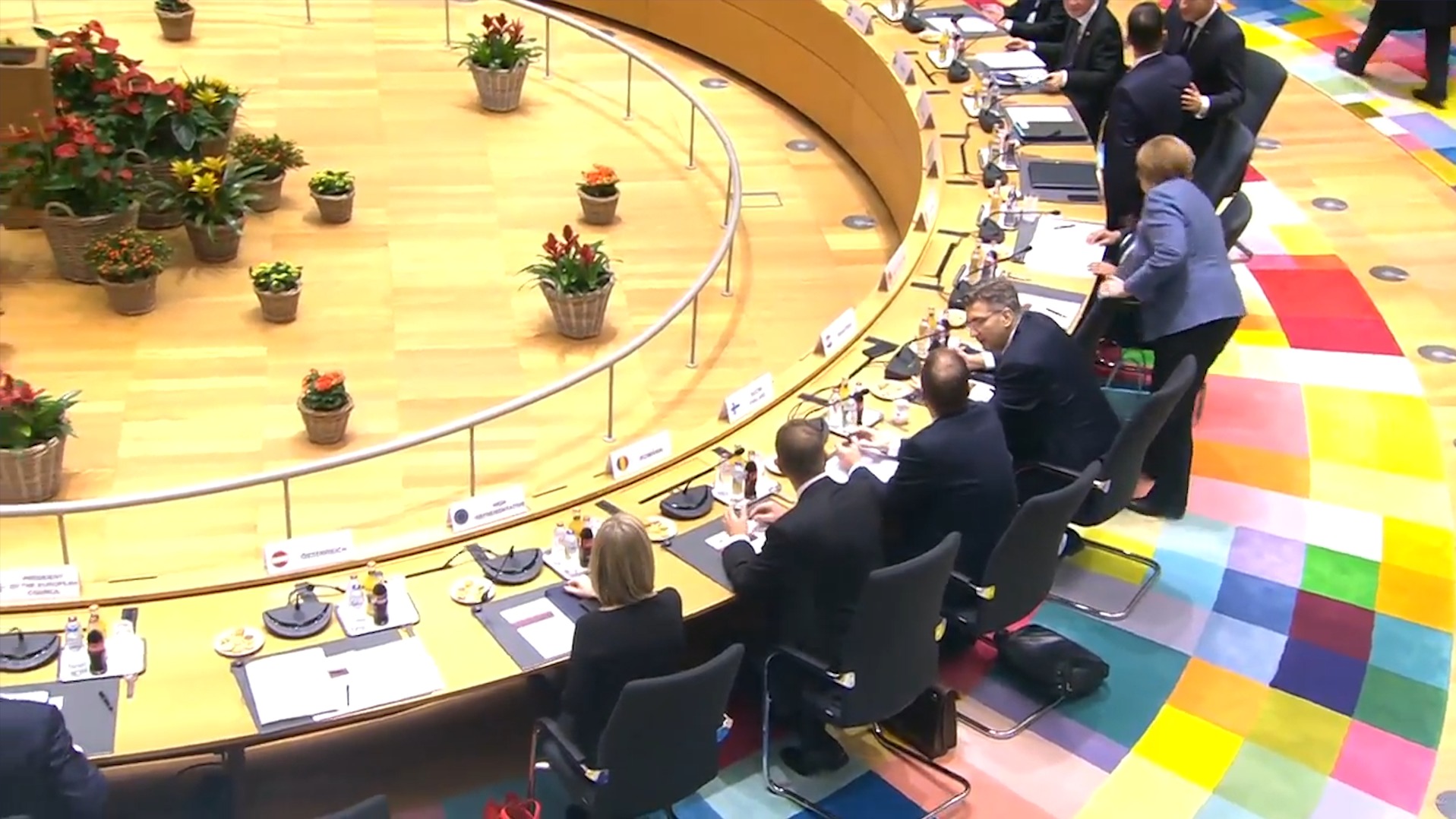 390亿英镑“分手费”！欧盟27国通过英国脱欧协议草案