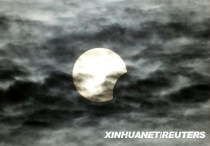 Images&nbsp;of&nbsp;annular&nbsp;solar&nbsp;eclipse&nbsp;in&nbsp;Jordan&nbsp;