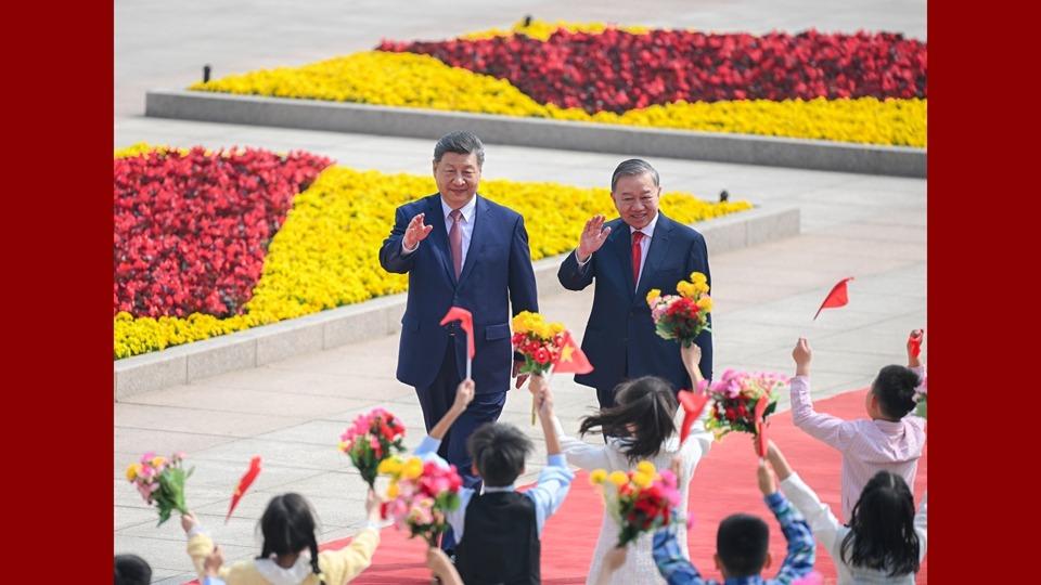 Chinese, Vietnamese top leaders hold talks on advancing wide-ranging cooperation