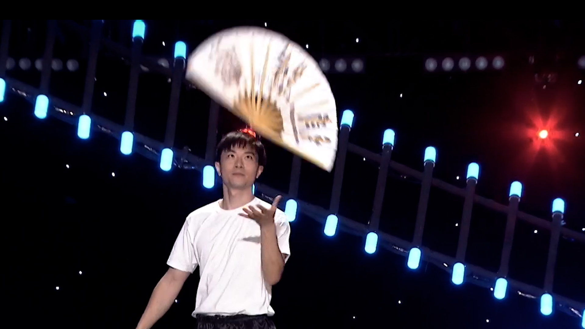 'Carefree Fan' martial arts performed by Emei sect disciple Yan Xi