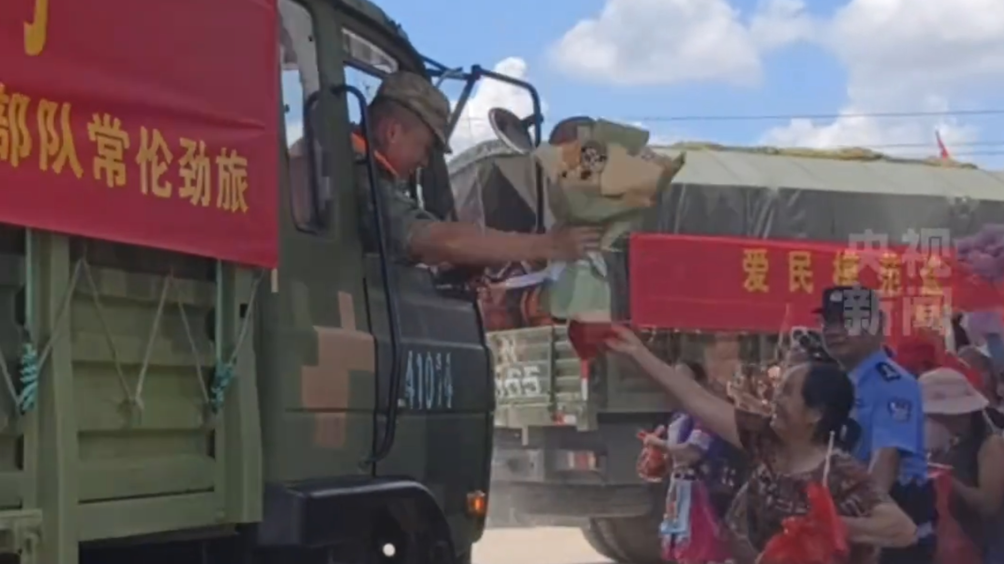 Guigang crowds line streets to honor departing rescuers