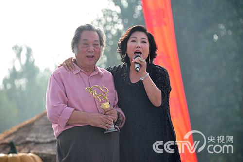 王茜华的父亲、著名黄土地画家王自美突然亮相