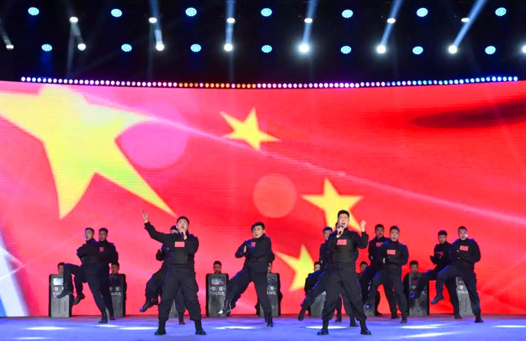 开场歌舞《青春为祖国燃烧》 表演者：中国人民警察大学
