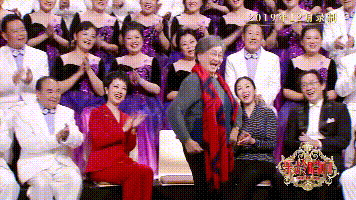 团长黄德琼表演《采茶扑蝶》片段