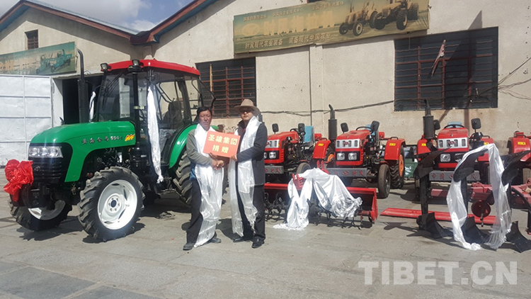 西藏圣雄实业集团有限公司在萨迦县雄玛乡吉堆村发放农机具 图片由日喀则市工商联提供