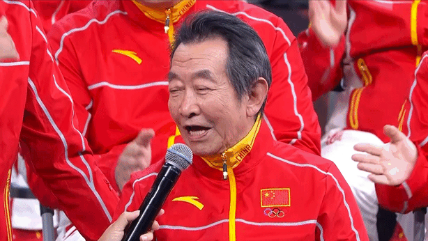 钱教练现场跟大家一起唱歌