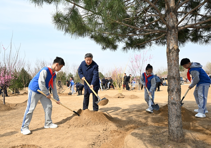 2025年4月3日,习近平总书记来到北京丰台区永定河畔参加首都义务植树活动。