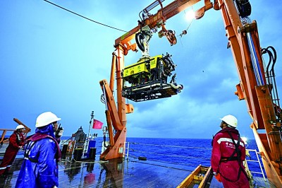 中国新一代深海载人潜水器，深海航行中国潜水器