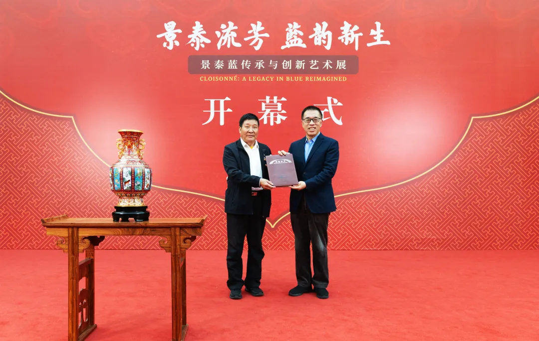 国家大剧院院长王宁为景泰蓝制作技艺国家级传承人衣福成颁发捐赠证书