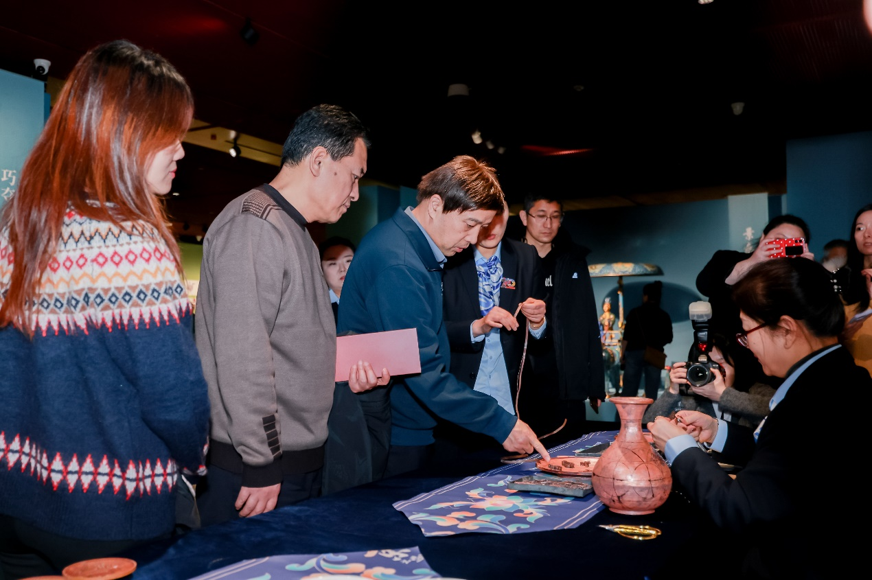 非遗传承人在展厅讲解并展示景泰蓝制作工艺