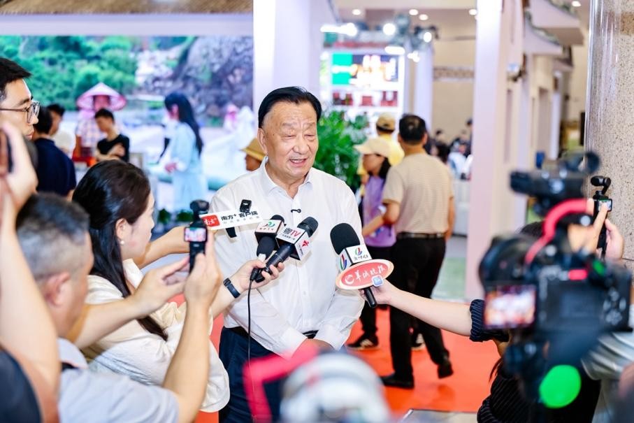 王庆会长接受记者采访