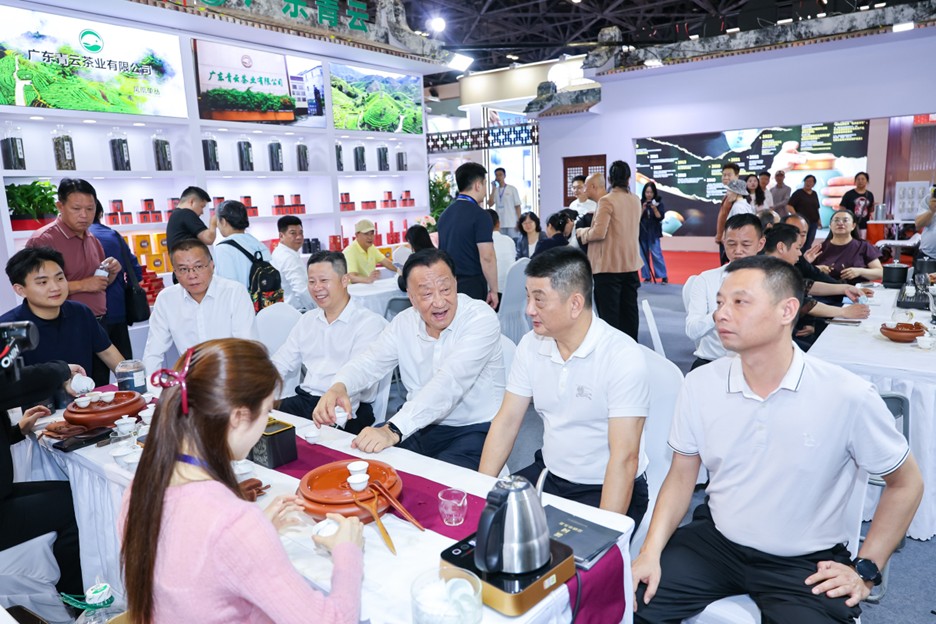 与会嘉宾在展台前品茶