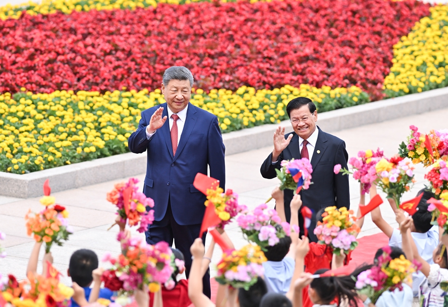 △ 6月5日下午,中共中央总书记、国家主席习近平在北京人民大会堂同来华进行国事访问的老挝人民革命党中央总书记、国家主席通伦举行会谈。这是会谈前,习近平在人民大会堂东门外广场为通伦举行欢迎仪式。