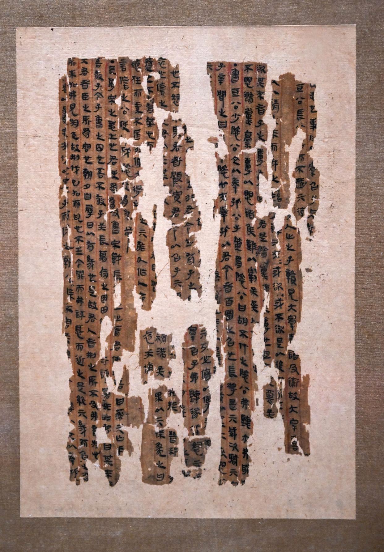 这是展出的马王堆帛书《春秋事语》(7月16日摄)。新华社记者 金良快 摄