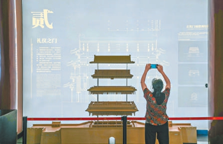 正阳门城楼模型将建筑结构细节清晰呈现。(武亦彬 摄)
