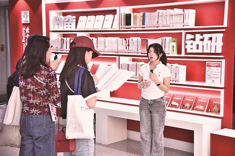 北京师范大学图书馆里的红色读书角。学校供图