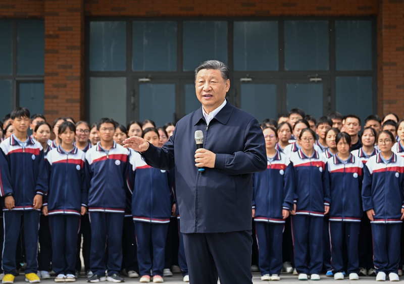 2024年6月18日,习近平总书记在青海果洛西宁民族中学考察时,同师青海生们亲切交流。