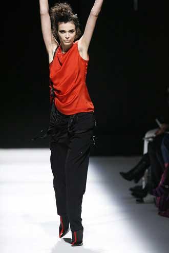 A&nbsp;model&nbsp;presents&nbsp;designers&nbsp;Marithe&nbsp;and&nbsp;Francois&nbsp;Girbaud's&nbsp;collection&nbsp;at&nbsp;Paris&nbsp;Fashion&nbsp;Week.