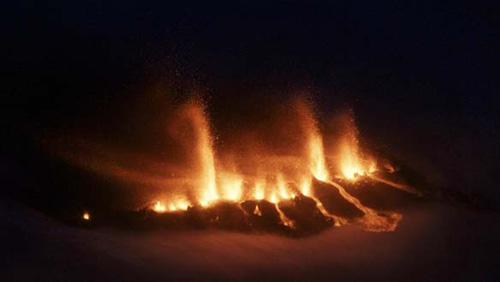 Scientists&nbsp;have&nbsp;finally&nbsp;been&nbsp;able&nbsp;to&nbsp;take&nbsp;samples&nbsp;from&nbsp;Iceland's&nbsp;Eyjafjallajokull&nbsp;volcano,&nbsp;near&nbsp;the&nbsp;glacier&nbsp;of&nbsp;the&nbsp;same&nbsp;name.