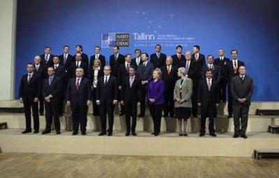 NATO&nbsp;Secretary&nbsp;General&nbsp;Anders&nbsp;Fogh&nbsp;Rasmussen&nbsp;(C)&nbsp;and&nbsp;U.S.&nbsp;Secretary&nbsp;of&nbsp;State&nbsp;Hillary&nbsp;Clinton&nbsp;(4th&nbsp;R)&nbsp;pose&nbsp;for&nbsp;a&nbsp;family&nbsp;photo&nbsp;with&nbsp;delegates&nbsp;during&nbsp;the&nbsp;informal&nbsp;meeting&nbsp;of&nbsp;NATO&nbsp;Foreign&nbsp;Ministers&nbsp;in&nbsp;Tallinn&nbsp;April&nbsp;22,&nbsp;2010.&nbsp;REUTERS/Ints&nbsp;Kalnins
