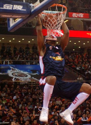 Williams&nbsp;combined&nbsp;Chinese&nbsp;culture&nbsp;with&nbsp;his&nbsp;second&nbsp;round&nbsp;dunk.&nbsp;A&nbsp;peach&nbsp;was&nbsp;set&nbsp;up&nbsp;on&nbsp;the&nbsp;rim&nbsp;of&nbsp;the&nbsp;basket.&nbsp;Williams&nbsp;donned&nbsp;a&nbsp;Beijing&nbsp;opera&nbsp;mask&nbsp;and&nbsp;tried&nbsp;to&nbsp;dunk&nbsp;and&nbsp;to&nbsp;steal&nbsp;the&nbsp;peach&nbsp;in&nbsp;one&nbsp;move.&nbsp;Williams&nbsp;failed&nbsp;to&nbsp;get&nbsp;the&nbsp;fruit,&nbsp;but&nbsp;he&nbsp;did&nbsp;earn&nbsp;the&nbsp;points&nbsp;to&nbsp;make&nbsp;himself&nbsp;the&nbsp;Slam&nbsp;Dunk&nbsp;contest&nbsp;winner.