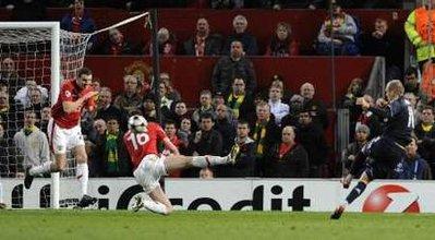 Bayern&nbsp;Munich's&nbsp;Arjen&nbsp;Robben&nbsp;(R)&nbsp;shoots&nbsp;to&nbsp;score&nbsp;during&nbsp;their&nbsp;Champions&nbsp;League&nbsp;quarter-final&nbsp;second&nbsp;leg&nbsp;soccer&nbsp;match&nbsp;against&nbsp;Manchester&nbsp;United&nbsp;at&nbsp;Old&nbsp;Trafford&nbsp;in&nbsp;Manchester,&nbsp;northern&nbsp;England,&nbsp;April&nbsp;7,&nbsp;2010.REUTERS/Nigel&nbsp;Roddis&nbsp;(BRITAIN&nbsp;-&nbsp;Tags:&nbsp;SPORT&nbsp;SOCCER&nbsp;IMAGES&nbsp;OF&nbsp;THE&nbsp;DAY)