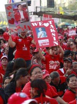 Demonstrators&nbsp;hold&nbsp;a&nbsp;portrait&nbsp;of&nbsp;exiled&nbsp;former&nbsp;premier&nbsp;Thaksin&nbsp;Shinawatra&nbsp;during&nbsp;a&nbsp;rally&nbsp;at&nbsp;the&nbsp;Democracy&nbsp;Monument&nbsp;in&nbsp;Bangkok&nbsp;December&nbsp;10,&nbsp;2009.&nbsp;Thousands&nbsp;of&nbsp;red-shirted&nbsp;protesters&nbsp;gathered&nbsp;to&nbsp;press&nbsp;their&nbsp;demands&nbsp;for&nbsp;fresh&nbsp;elections.&nbsp;REUTERS/Chaiwat&nbsp;Subprasom