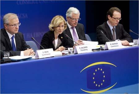 Elena&nbsp;Salgado,&nbsp;the&nbsp;finance&nbsp;minister&nbsp;of&nbsp;Spain,&nbsp;with,&nbsp;from&nbsp;left,&nbsp;Olli&nbsp;Rehn,&nbsp;Michel&nbsp;Barnier,&nbsp;and&nbsp;Algirdas&nbsp;Semeta&nbsp;of&nbsp;the&nbsp;European&nbsp;Commission&nbsp;at&nbsp;a&nbsp;news&nbsp;conference&nbsp;in&nbsp;Brussels&nbsp;on&nbsp;Tuesday.(Olivier&nbsp;Hoslet/European&nbsp;Pressphoto&nbsp;Agency)