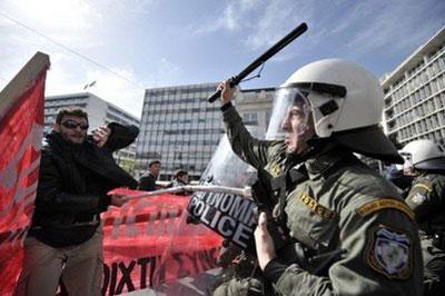 Protesters&nbsp;clash&nbsp;with&nbsp;riot&nbsp;police&nbsp;during&nbsp;a&nbsp;demonstration&nbsp;in&nbsp;Athens.&nbsp;(AFP/Aris&nbsp;Messinis)