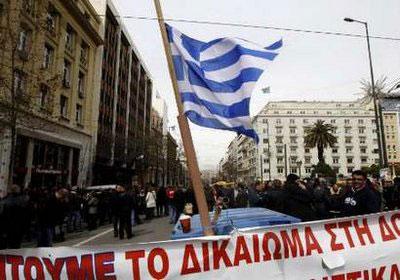 Former&nbsp;employees&nbsp;of&nbsp;privatized&nbsp;Olympic&nbsp;Airways&nbsp;stand&nbsp;behind&nbsp;barricades&nbsp;in&nbsp;front&nbsp;of&nbsp;Greece's&nbsp;General&nbsp;Accountants&nbsp;office&nbsp;in&nbsp;Athens&nbsp;March&nbsp;10,&nbsp;2010.&nbsp;REUTERS/Yiorgos&nbsp;Karahalis